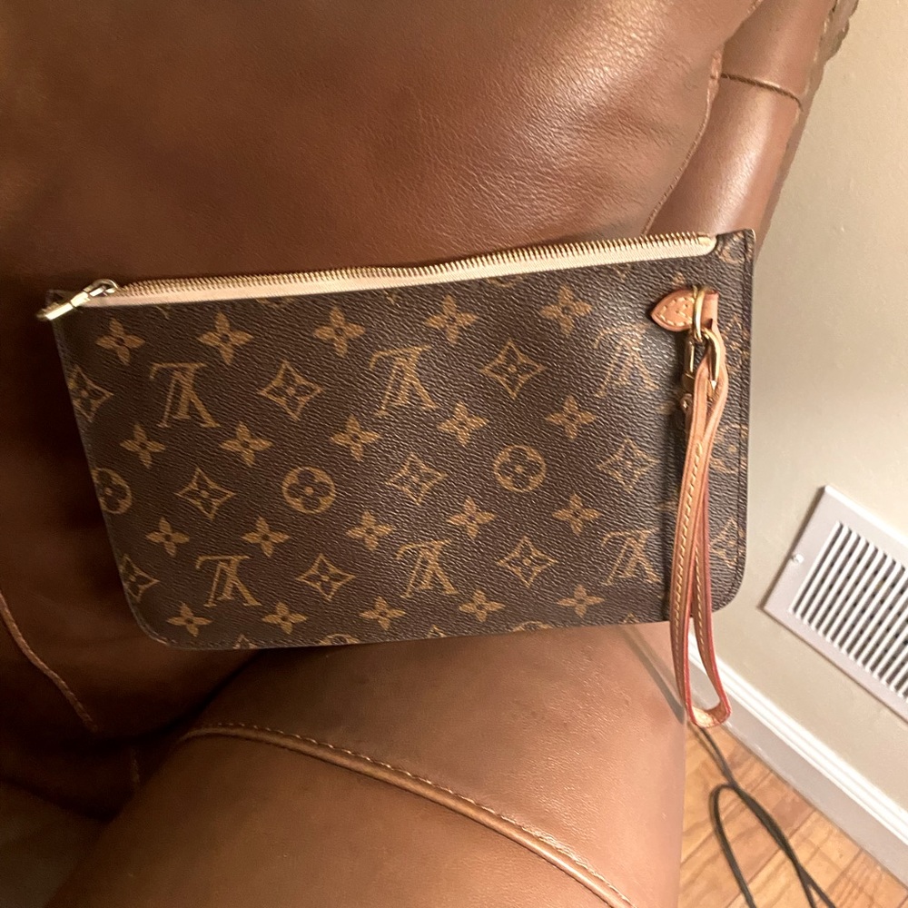 **Adorable** Detachable Pouch